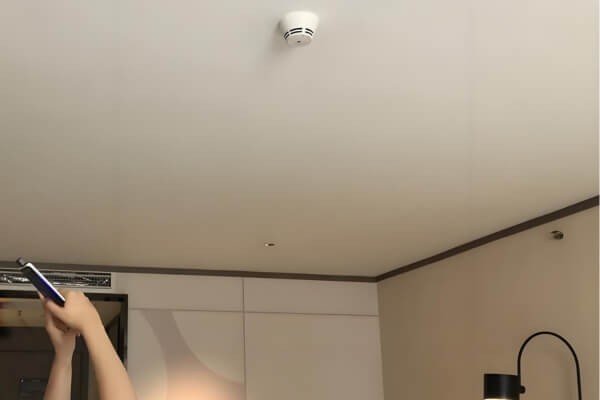 人在酒店或卧室中，使用手机检查房间